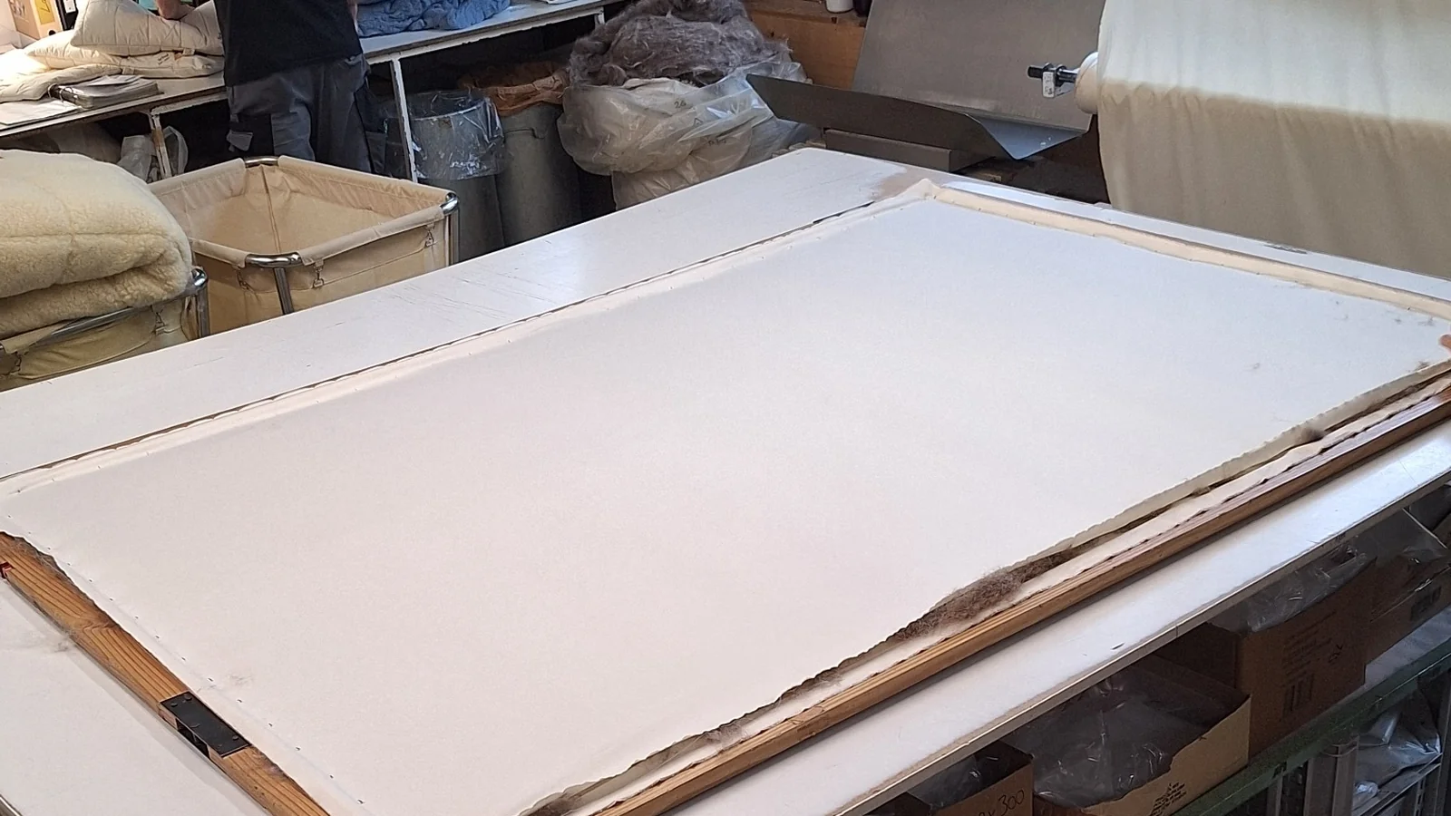 Verarbeitung des Vlieses in der Werkstatt