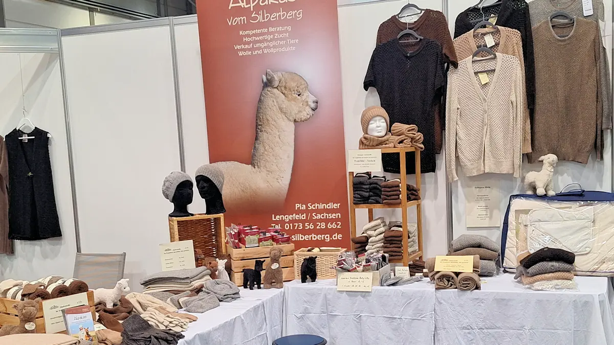 Messestand von Alpakas vom Silberberg auf der HAUS-GARTEN-FREIZEIT Leipzig mit Produkten aus Alpakowolle