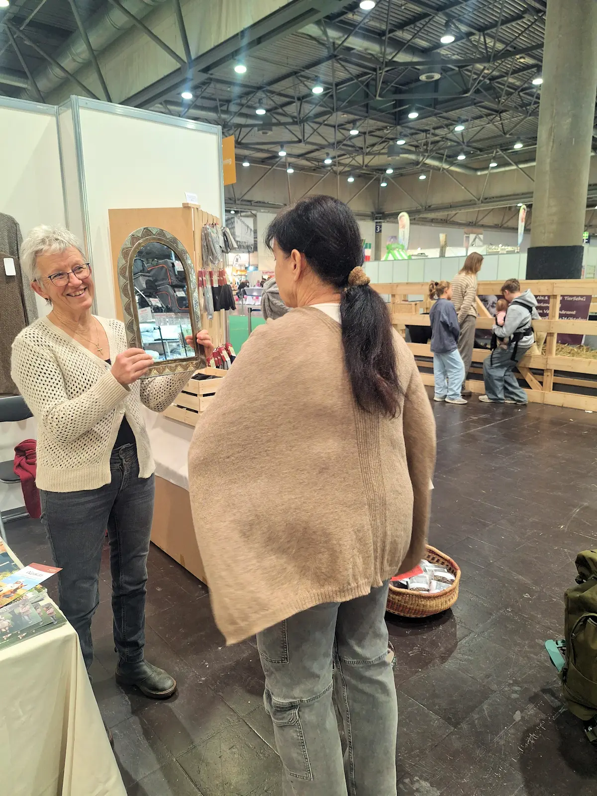 Besucher informieren sich über Alpakas vom Silberberg auf der Messe